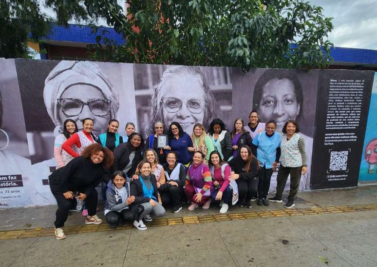 Mulheres cujos rostos compõem a exposição a céu aberto Míticax, em muros das periferias de São Paulo