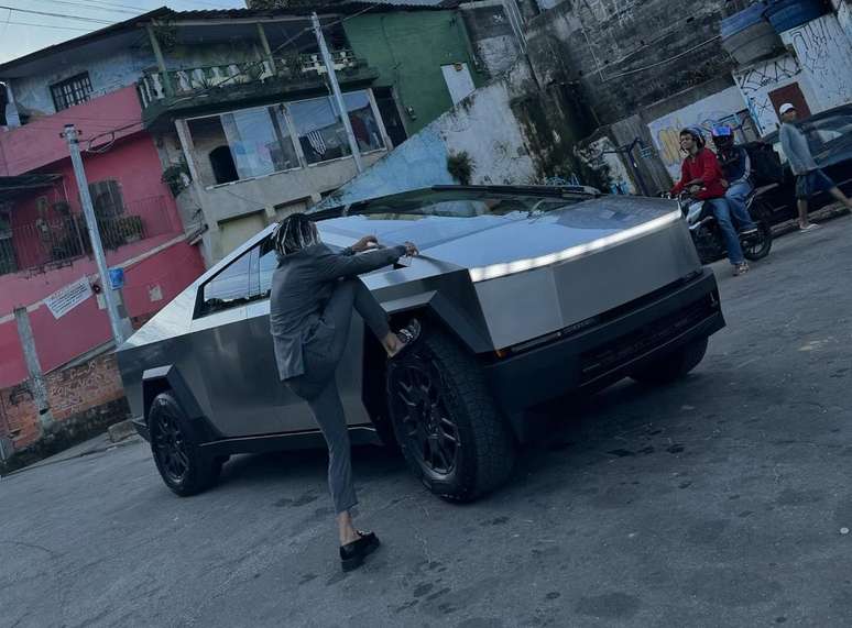 Danielzinho Grau sobe em seu Tesla Cybertruck. Funkeiro promove sorteios pela internet com prêmios milionários