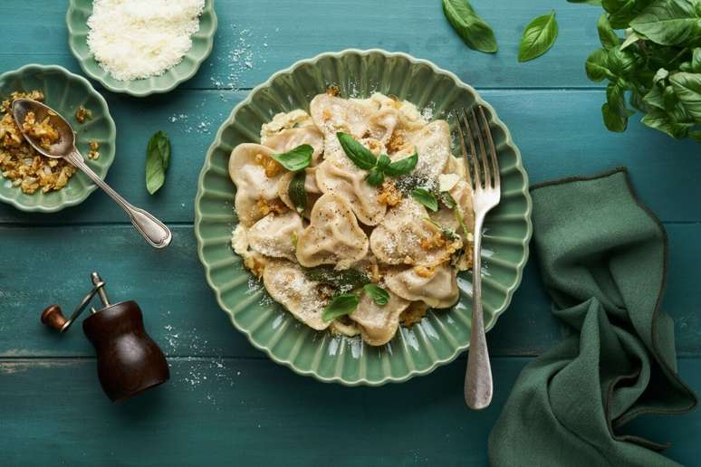 Ravioli com carne, manteiga de queijo e cebolas caramelizadas