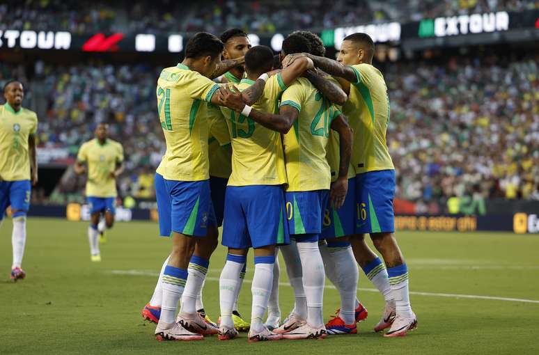 Brasil vence México, mas não brilha 