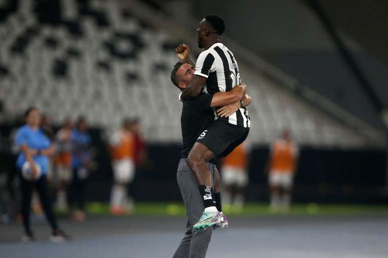 Bastos comemora o gol da vitória do Botafogo (Photo by Wagner Meier/Getty Images)