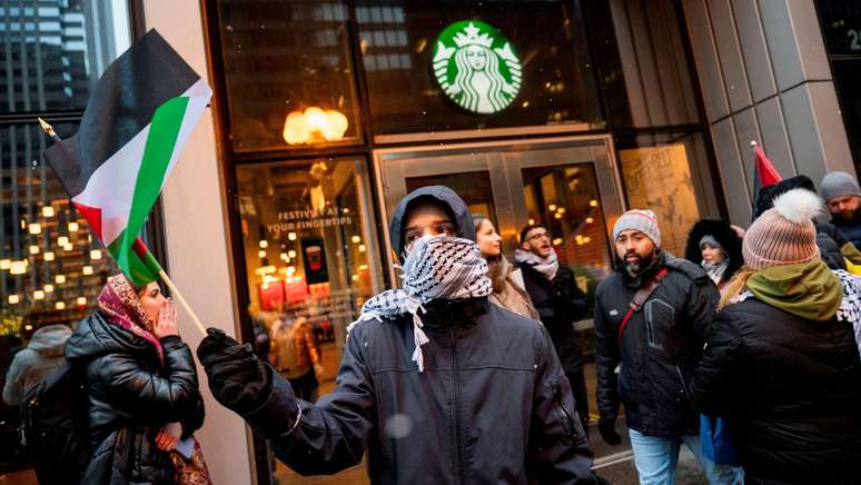 Foram registrados protestos em frente a diversas lojas da Starbucks nos Estados Unidos pelo cessar-fogo entre Israel e o Hamas.