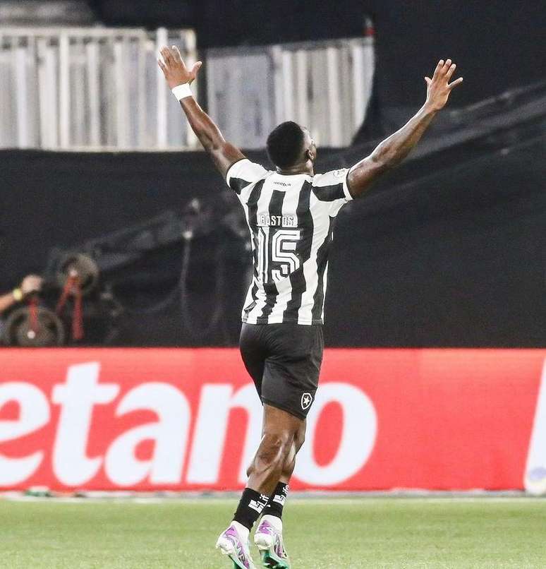 Bastos comemorando o gol. 