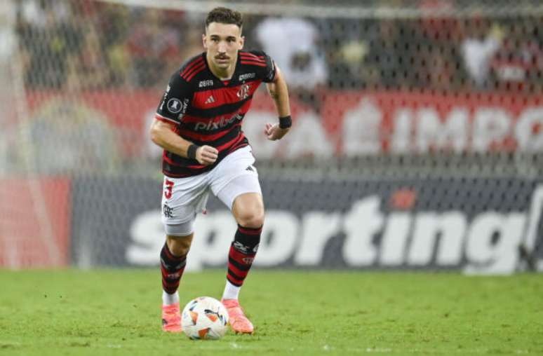 - Fotos: Marcelo Cortes /CRF - Legenda: Léo Ortiz em campo com a camisa do Flamengo