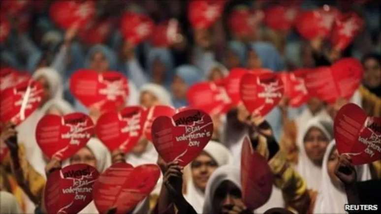 Dia de São Valentim é famoso até mesmo em alguns países muçulmanos - onde gera polêmica e protestos, muitas vezes