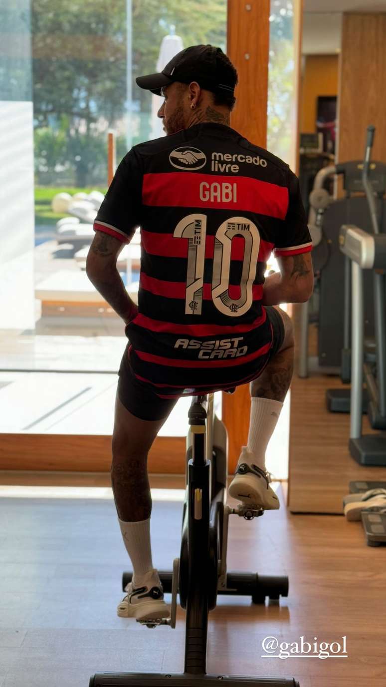 Neymar vestindo a camisa 10 do Flamengo dentro de casa Reproduo / Rede Social