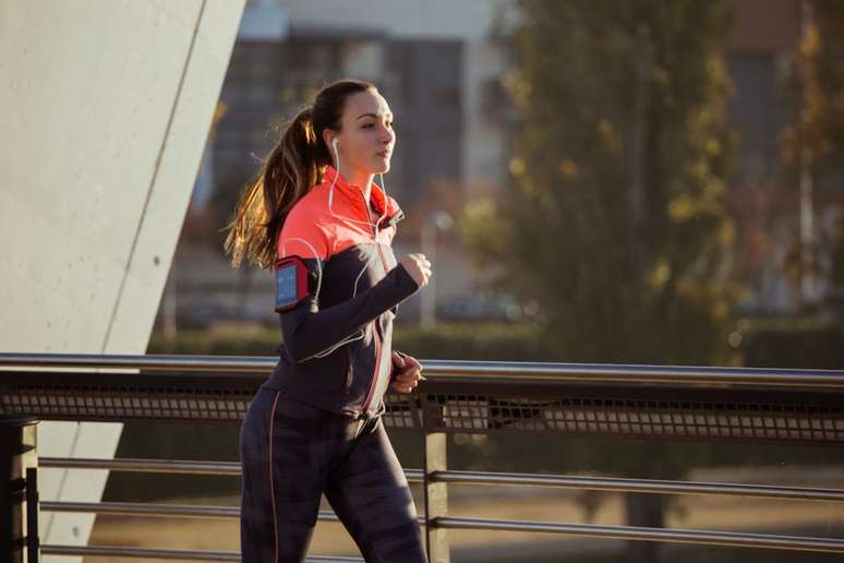 Saiba o que fazer para proteger os seus cabelos durante a corrida |