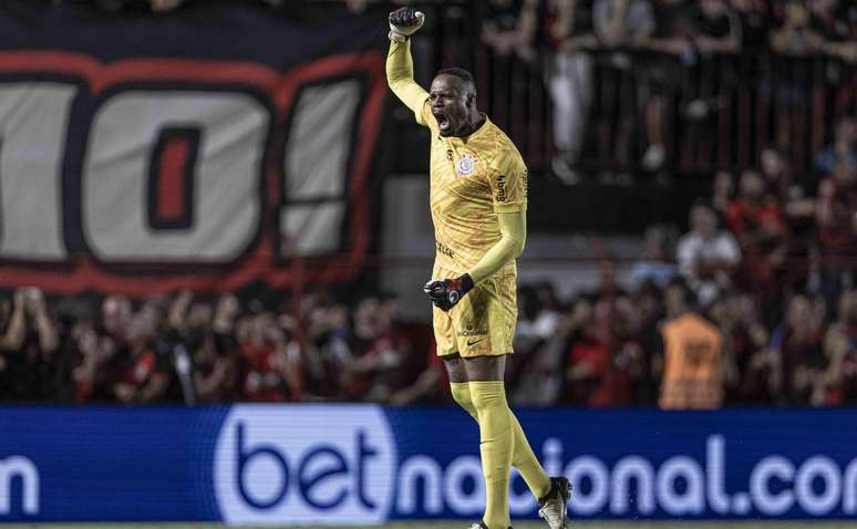 Carlos Miguel foi um dos melhores em campo do Corinthians diante do Atlético-GO