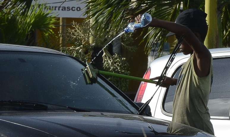 Criança limpando vidro de carro no farol é uma forma óbvia de exploração do trabalho infantil. No tráfico, é bem pior