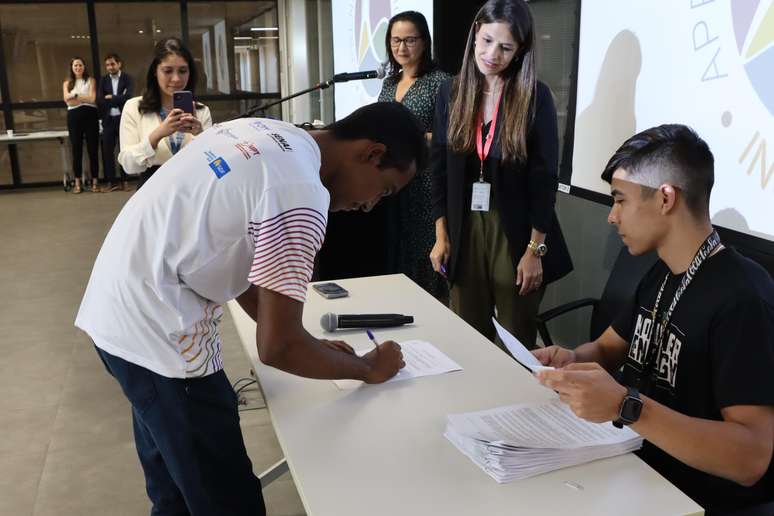 Jovens apredizem durante assinatura do primeiro contraro de trabalho