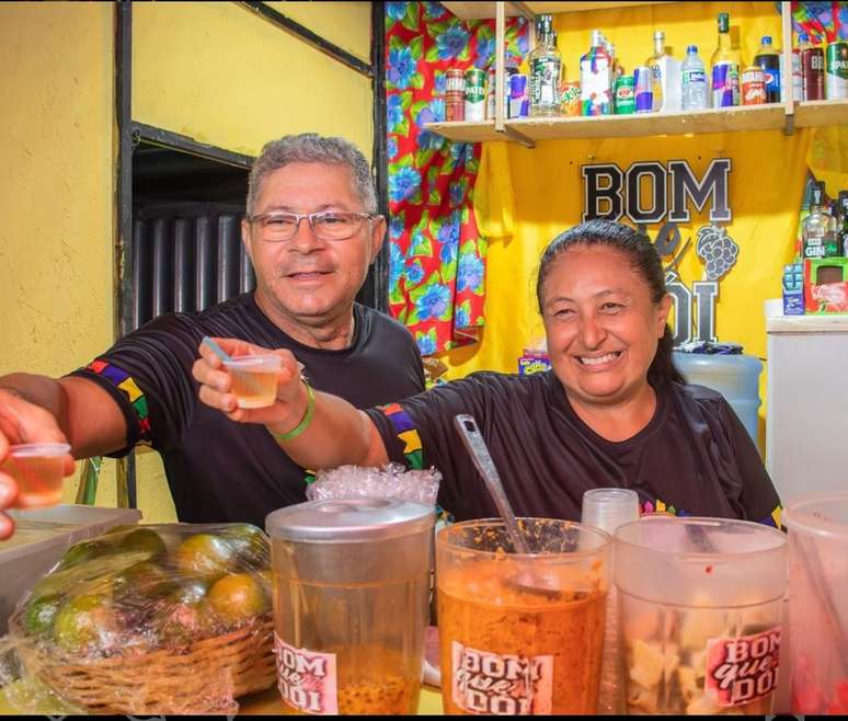 'Fia' e Edmilson Santiago garantem a renda da família no São João de Campina Grande (Paraíba)