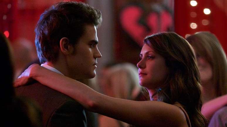 Katherine fingiu ser Elena durante festa de Dia dos Namorados (Imagem: DIvulgação/The CW)