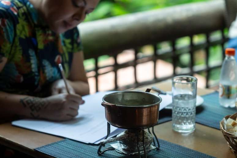 A chef Marja Akina, do restaurante Pé de Manga, durante a avaliação das 11 marcas de fondue