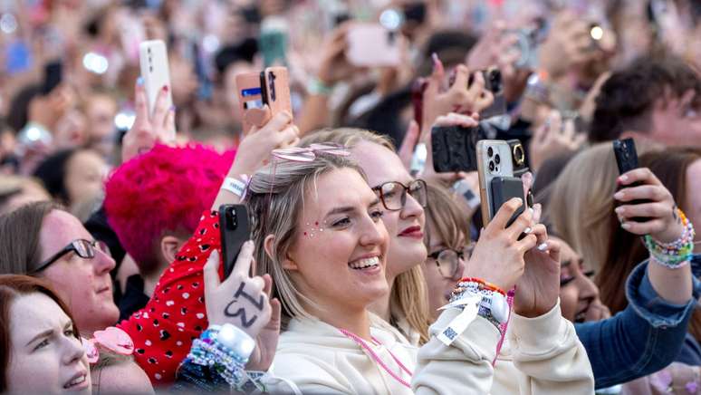 Fãs se aglomeram em Edimburgo para o show de Taylor Swift.