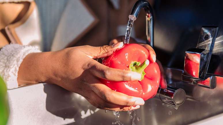 Higienizar e armazenar os alimentos corretamente é fundamental para prevenir a intoxicação alimentar