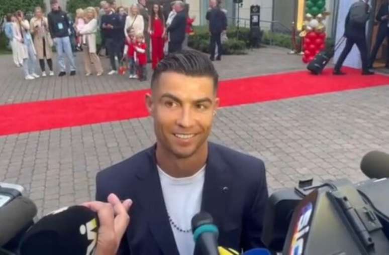Reprodução/A bola PT - Legenda: Cristiano Ronaldo conversa com a imprensa na chegada da delegação portuguesa à Alemanha -
