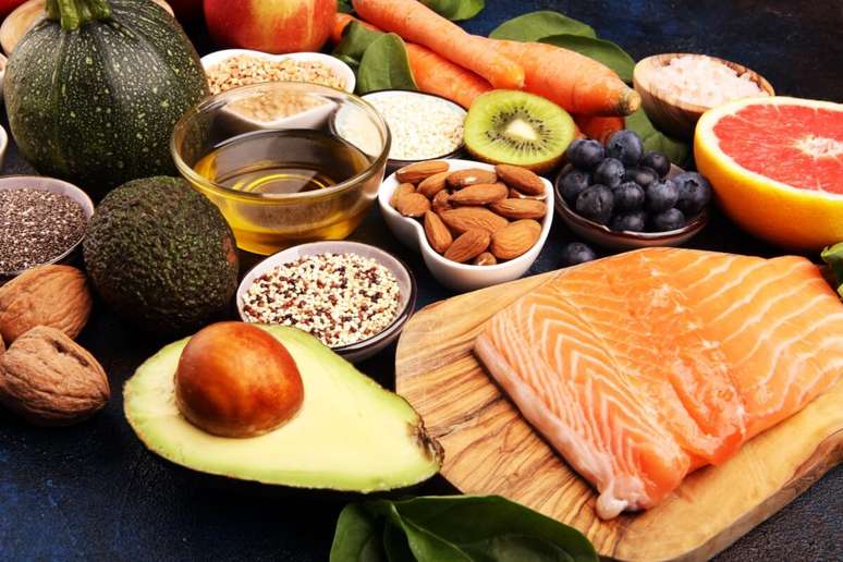 As vitaminas são nutrientes essenciais com funções específicas, encontradas em diversos alimentos