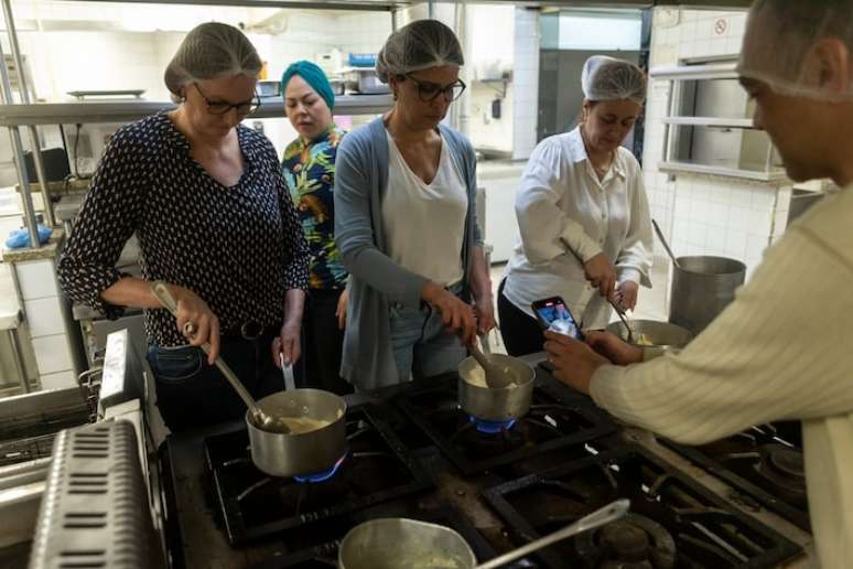 Os jurados participaram de todas as etapas do teste, do preparo na cozinha até a prova nos rechauds, mantidos acesos durante o processo