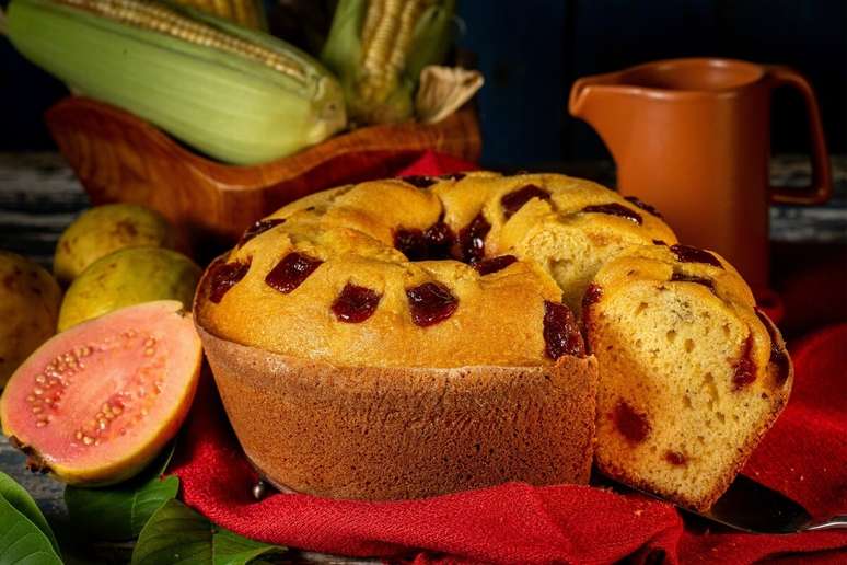 Bolo de fubá com goiabada 