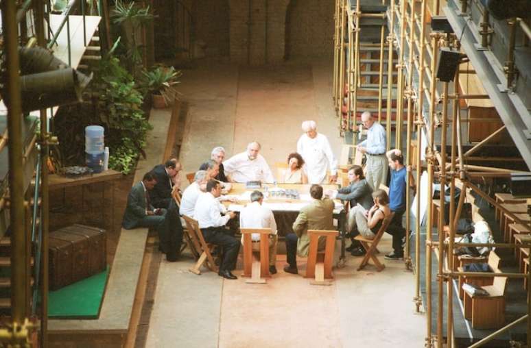 Reunião de Zé Celso com representantes do Grupo Silvio Santos no Teatro Oficina, nos anos 2000