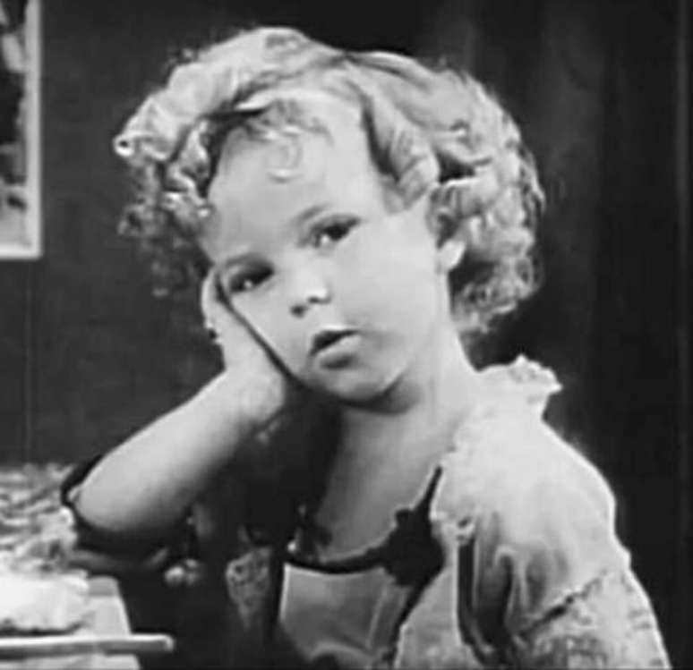 23 de abril foi aniversário de nascimento de uma atriz que fez muito sucesso na infância, mas não conseguiu se manter o êxito após se tornar adulta. O nome dela é Shirley Temple. Nascida em 23/4/1928, essa atriz americana morreu aos 85 anos, em 10/2/2014