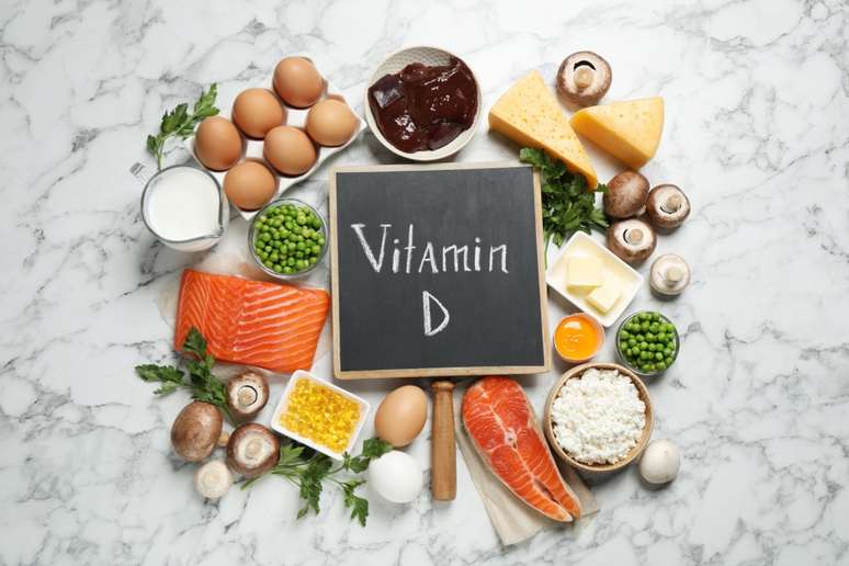 A vitamina D é essencial para a saúde óssea, ajudando na absorção de cálcio e fortalecendo o sistema imunológico 