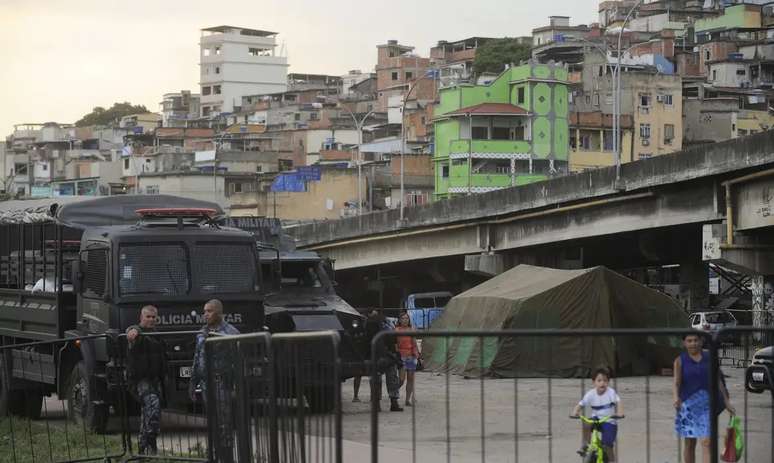 O complexo de favelas da Maré é contornado por três importantes vias: Linha Amarela, Linha Vermelha e Avenida Brasil.