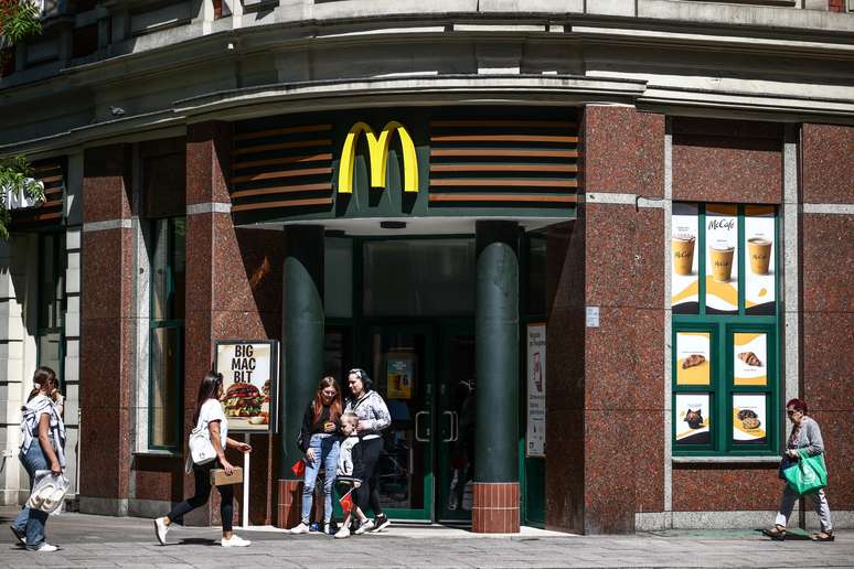 McDonald's informou ao CDC que está removendo proativamente as cebolas fatiadas e os hambúrgueres de carne bovina usados no Quarterão das lojas em Estados afetados.