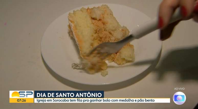 Achou! Repórter da Globo encontra a medalha do santo casamenteiro no bolo e renovou a esperança de achar um bom partido