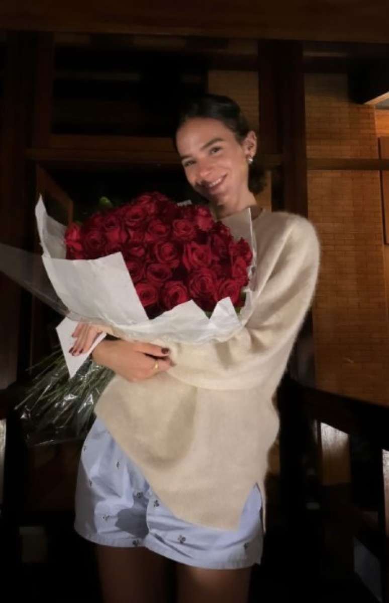 Bruna Marquezine segura buquê de rosas