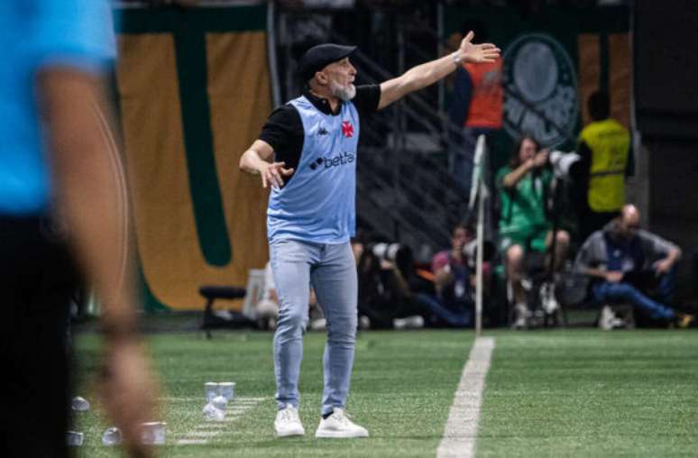 Álvaro Pacheco orienta jogadores do Vasco na derrota para o Palmeiras, no Allianz Parque