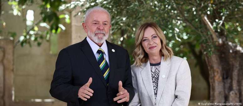 Presidente Luiz Inácio Lula da Silva posa para foto com a primeira-ministra italiana e anfitriã da cúpula do G7, Giorgia Meloni