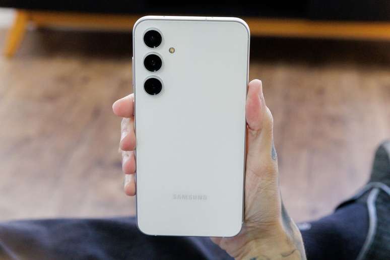 The Galaxy S23 FE is newer and features more current technologies (Image: Ivo Meneghel Jr./Canaltech)