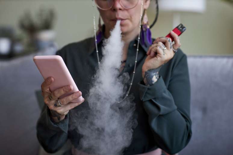 Usuários de vape têm mais nicotina no organismo que fumantes de cigarros convencionais com filtro (Imagem: Seventyfourimages/Envato)