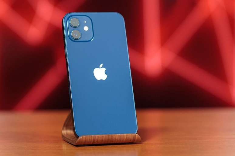 The iPhone 12 in 2024 is not worth it (Image: Ivo Meneghel Jr./Canaltech)