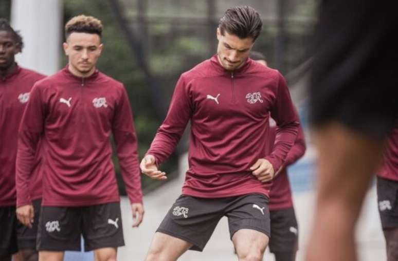 Divulgação/ Seleção da Hungria - Legenda: Jogadores da Hungria durante treinamento da equipe -