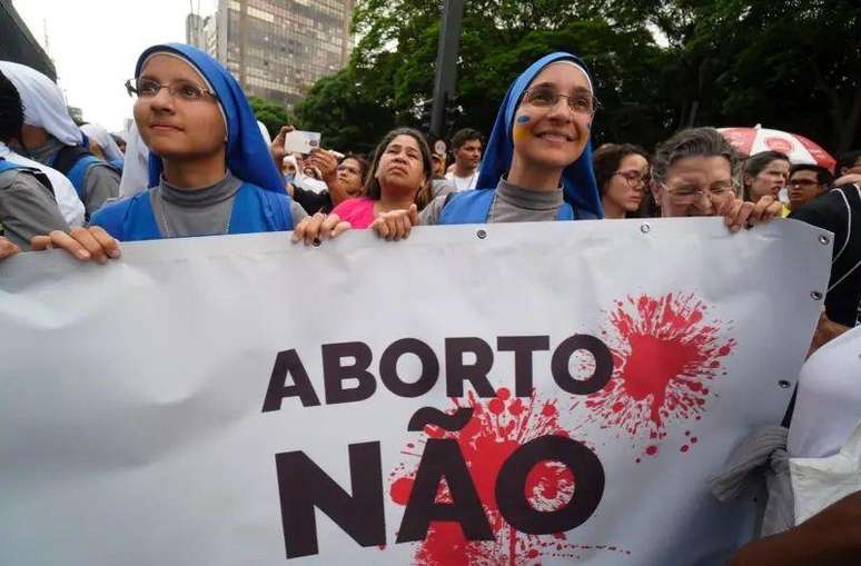 Aborto segue sendo tema polêmico nas guerras culturais em diversos países