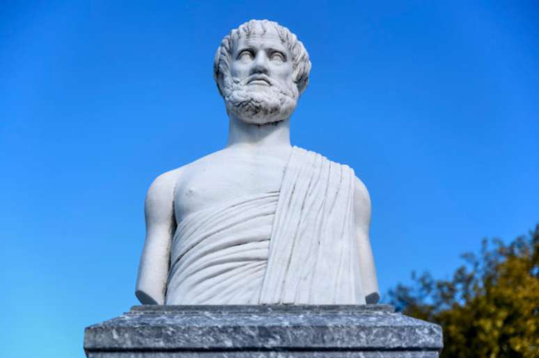 Platão foi um filósofo e matemático grego antigo, discípulo de Sócrates e professor de Aristóteles. Ele viveu de 428 a.C. a 347 a.C. e até hoje existem mistérios em torno de sua sepultura.