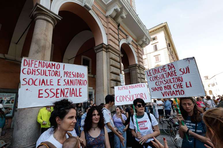 Mulheres protestam a favor do direito ao aborto em Roma, em maio de 2024