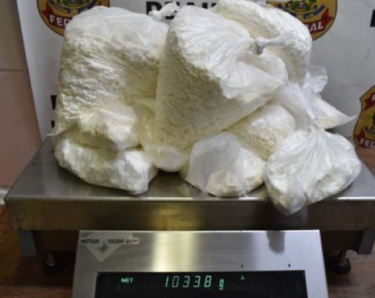 Droga foi encontrada nas solas de chinelos