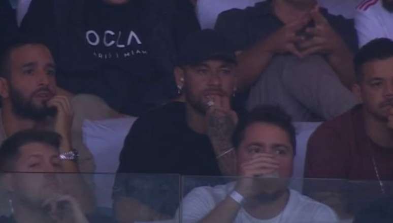 Neymar assiste a duelo entre Flamengo e Grêmio no Maracanã