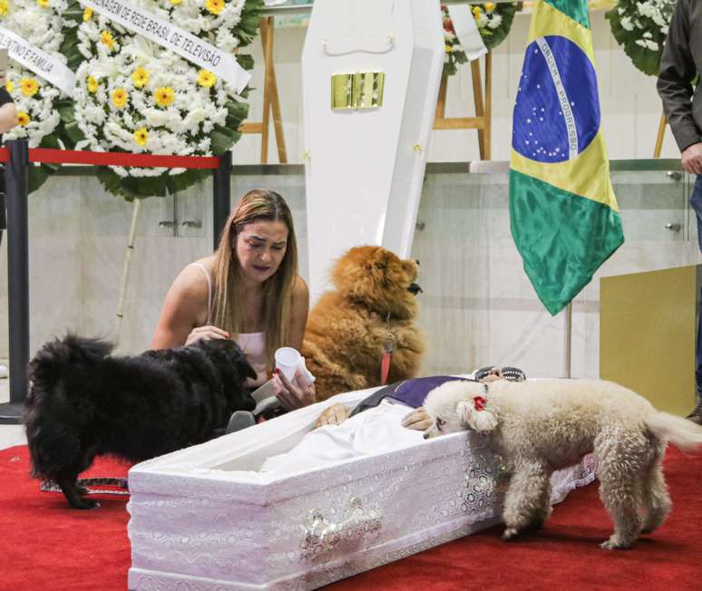 Ex-esposa Andreia e cachorros se despedem de Nahim 