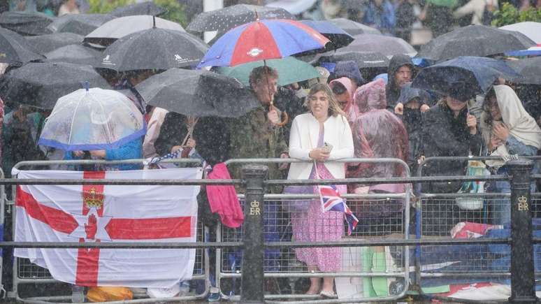 O público enfretou chuva no final da cerimônia