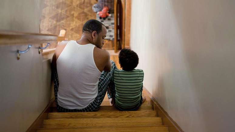 A constante sintonia entre pai e filho, atendendo a todas as necessidades da criança, é realmente a melhor solução em todos os momentos?