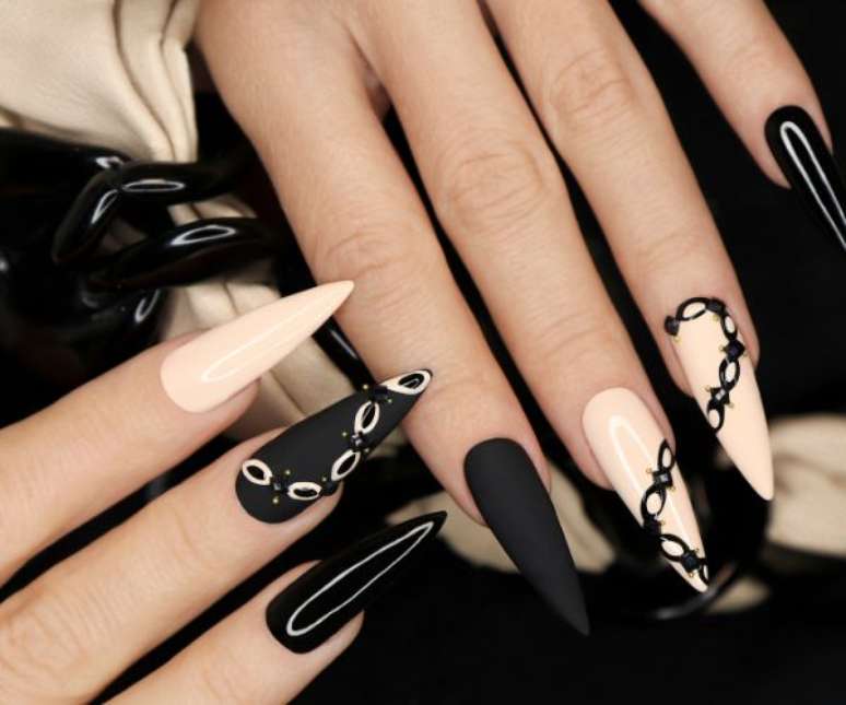 Black nails decorated with white are a great option – Shutterstock Black nails decorated with white are a great option – Shutterstock