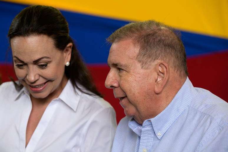 A líder da oposição, Maria Corina Machado, acompanha Edmundo González Urrutia em um evento com o partido de oposição Primeiro Justiça em Caracas, no dia 31 de maio