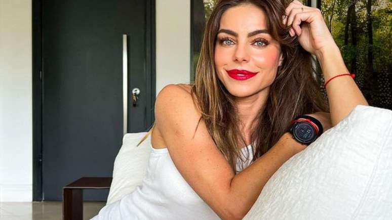 On a luxurious island, Daniella Cicarelli shows off toned abs at 45