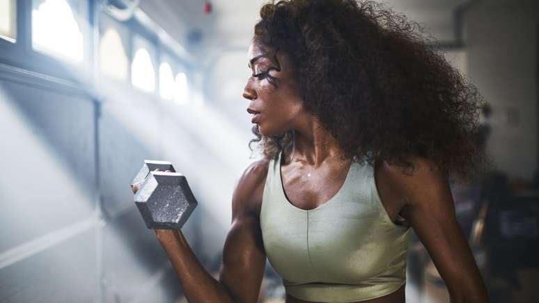 No, you won’t gain muscle mass if you lift weights;  understand why