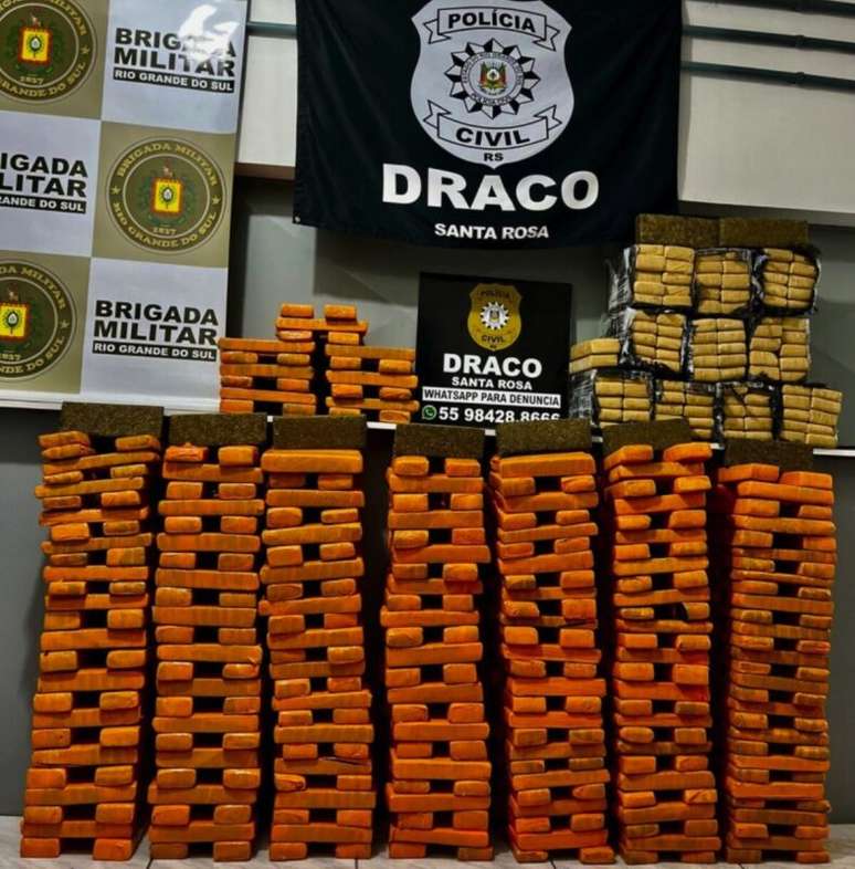 After fleeing at high speed, the vehicle overturns, falls into the river and the police find 330 kg of marijuana inside the car
