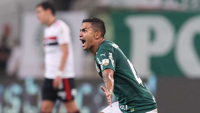 O jogador Dudu, da SE Palmeiras, comemora seu gol contra a equipe do São Paulo FC, durante partida válida pelas quartas de final, volta, da Copa Libertadores, na arena Allianz Parque. 